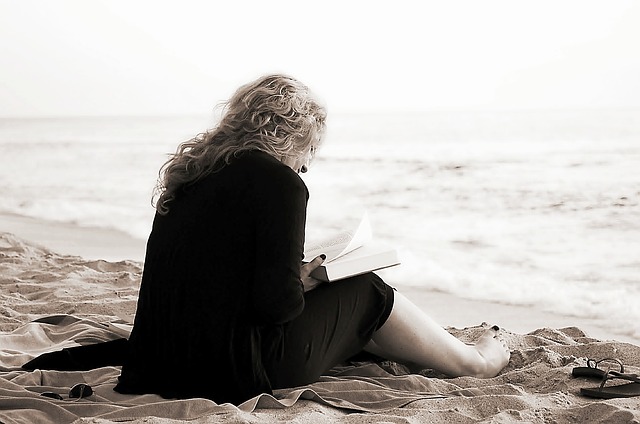 čtenářka na pláži