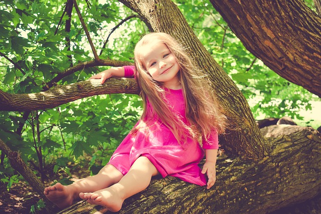 dívenka na stromě