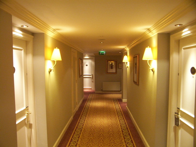 osvětlení hotelové chodby